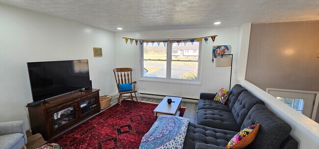 Photo - 128 Triphammer Ter Unidad #A
