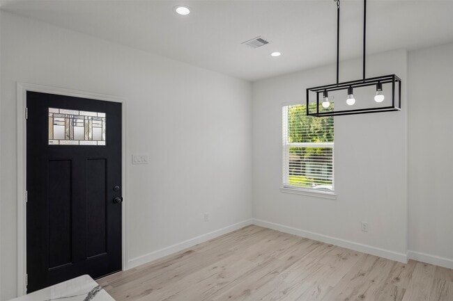 Photo - 1078 St Clair St