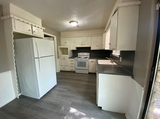 Photo - 5 bedroom house ready for move-in!