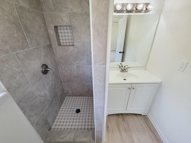 Photo - 301 Cypress St