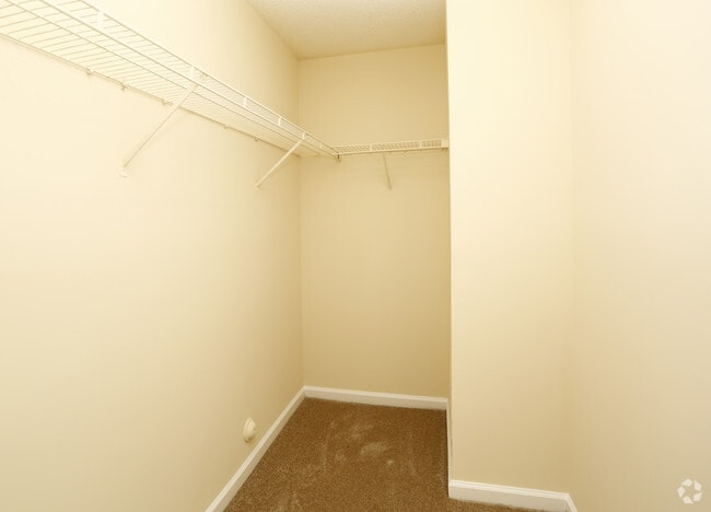 2BR, 2BA - 938sf- Walk-In Closet