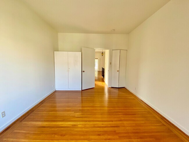 Photo - Stellar 1 Bed /1 Bath With Office & Parking Cow Hollow Location