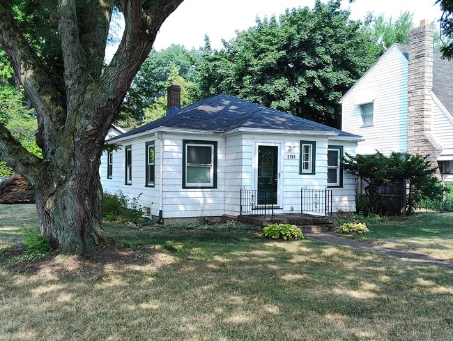 Private, secure, perfect - 2181 Dewey Ave Rental