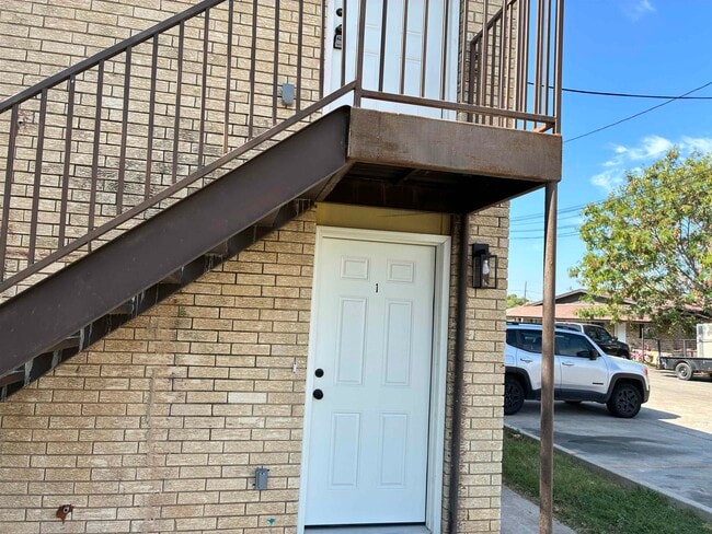 Building Photo - 705 Bustamante St Unit 1