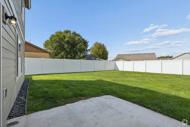 3BR, 2.5BA - 1,586SF - Backyard