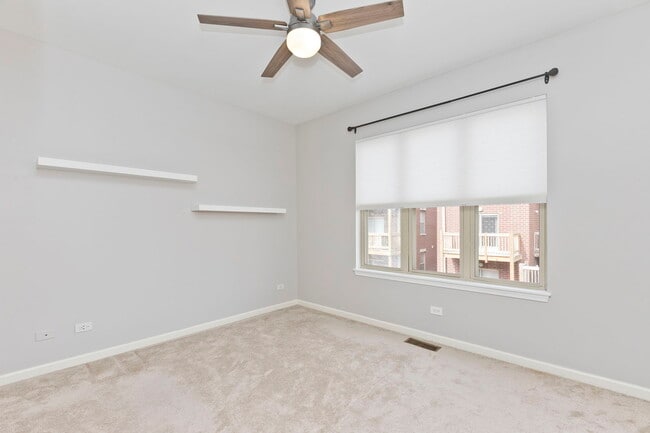 Photo - 1332 N Burling St