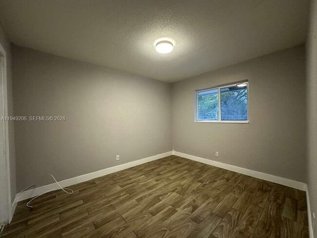 Photo - 647 NW 3rd Ave Unidad 3