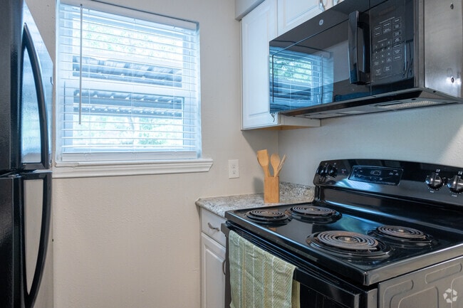 Townhome - 2 BR, 1,5 BA - 1100 SF - Cedar Creek Apartments