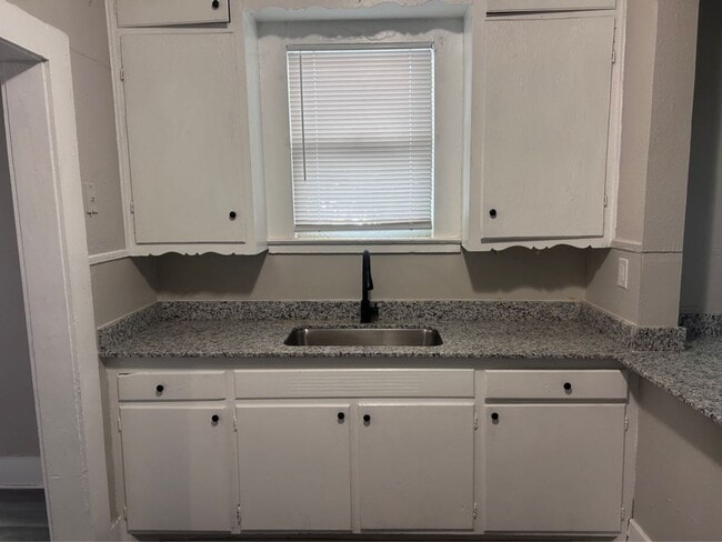 Photo - 1710 W 15th St