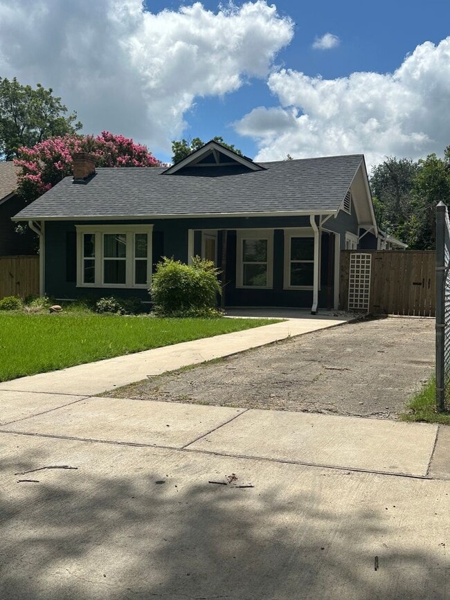 Building Photo - Precious Waco home