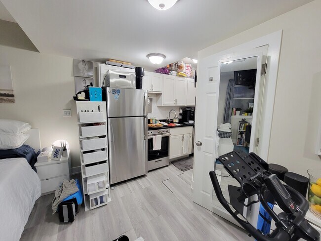 Photo - 648 W Roscoe St NGD