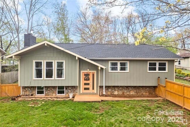 Building Photo - 917 W Chapel Rd Rental