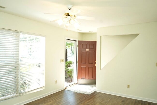 Photo - 111 Darien Terrace