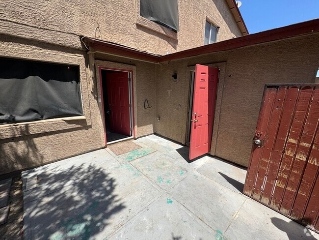 Building Photo - West Phoenix 2br Townhome