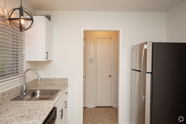2 BR, 1 BA - 970 SF