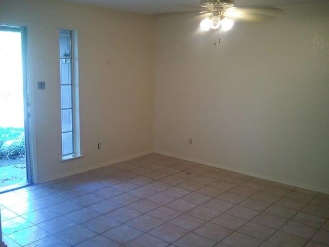 Pet Friendly 2 Bed, 2 Bath Brick Duplex : Easy to Qualify, Quiet Cul-de-Sac Location