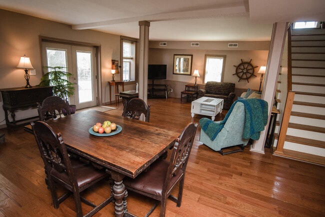 Spacious and very cozy living room - 5277 Main St