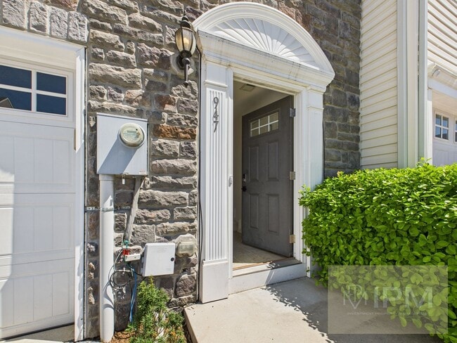 Building Photo - Beautiful 4 Bedroom, 2.5 Bath Townhome in Regents Glen!