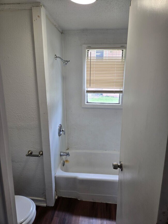 Photo - 209 Baker St