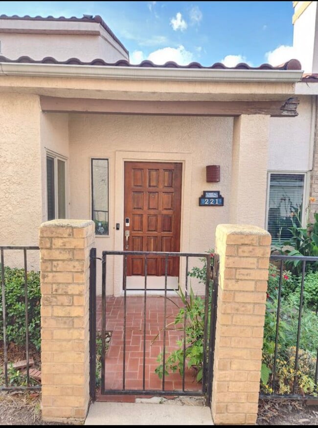 Building Photo - 565 Ranch Trl Unit 221