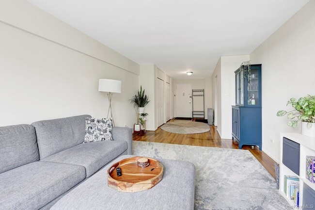 Building Photo - 1200 E 53rd St Unit 6G Rental