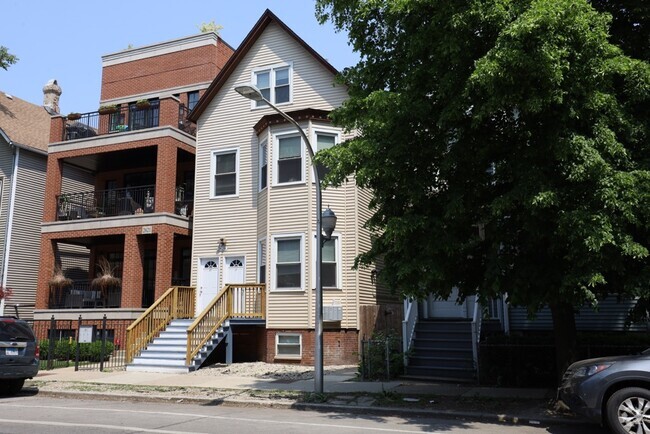 Building Photo - 2621 N Southport Ave Unit CH Rental