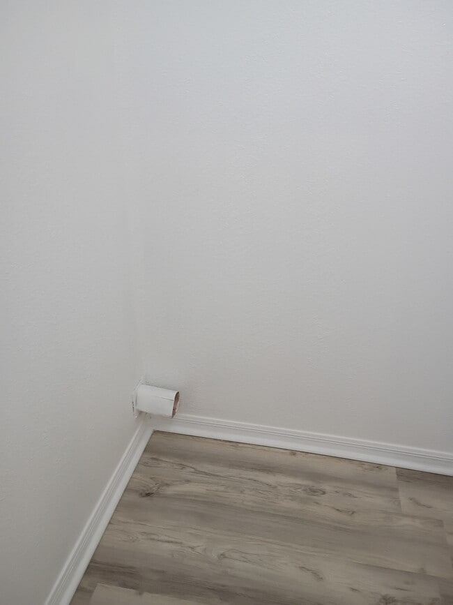 cuarto de servicio - 2952 W Cypress Dr