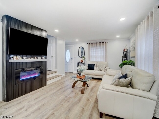 Photo - 605 Crescent Dr