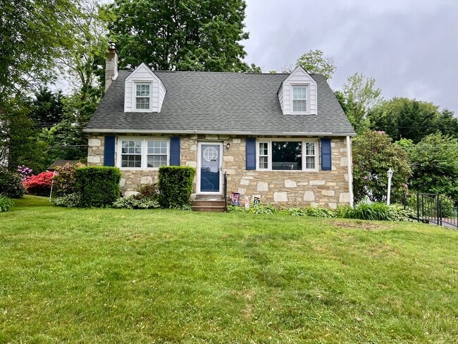 Stunning 3-Bedroom Home with Finished Base... - Stunning 3-Bedroom Home with Finished Base...