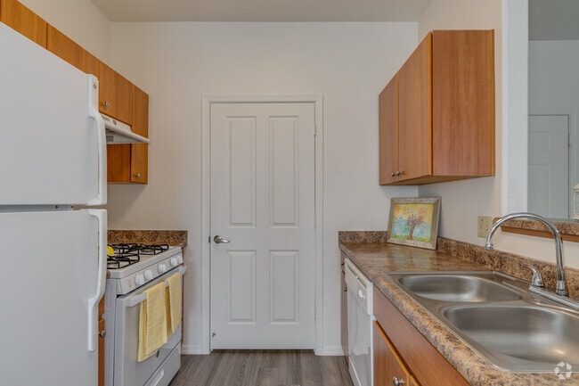 2BR, 1BA - 851SF - Kitchen - Deer Valley Gardens
