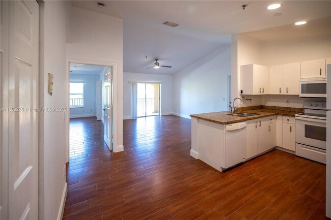 Building Photo - 5600 NW 61st St Unit 1017