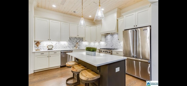 Gourmet Kitchen w/ Viking Appliances - 805 Carr Ave