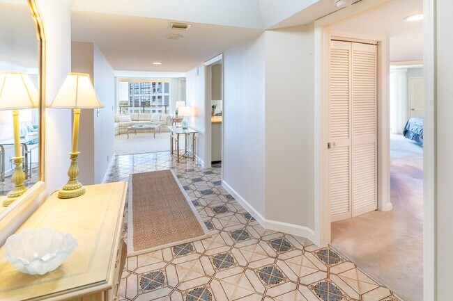 Photo - Annual Rental Available Now!!! Stunning 2B... Unidad 903