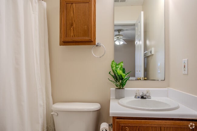 2BR, 2BA - 975SF Juniper - Master Bathroom