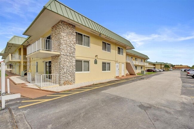 Building Photo - 505 NW 177th St Unit 112