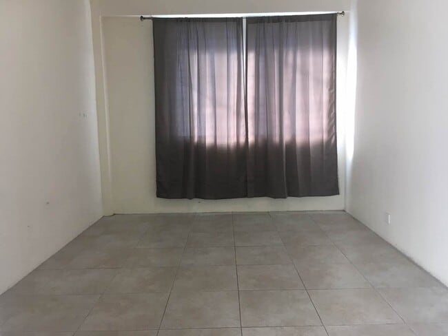 Building Photo - 1727 Liliha St Unit 2