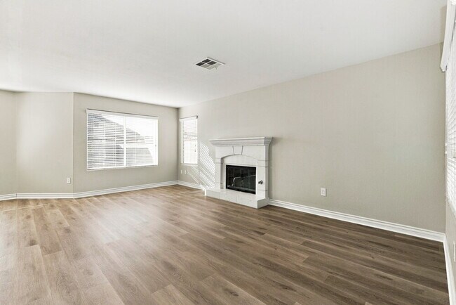 1814 La Villa Dr