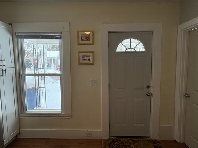 Kitchen/ Front Entry - 846 Lafayette Ave NE
