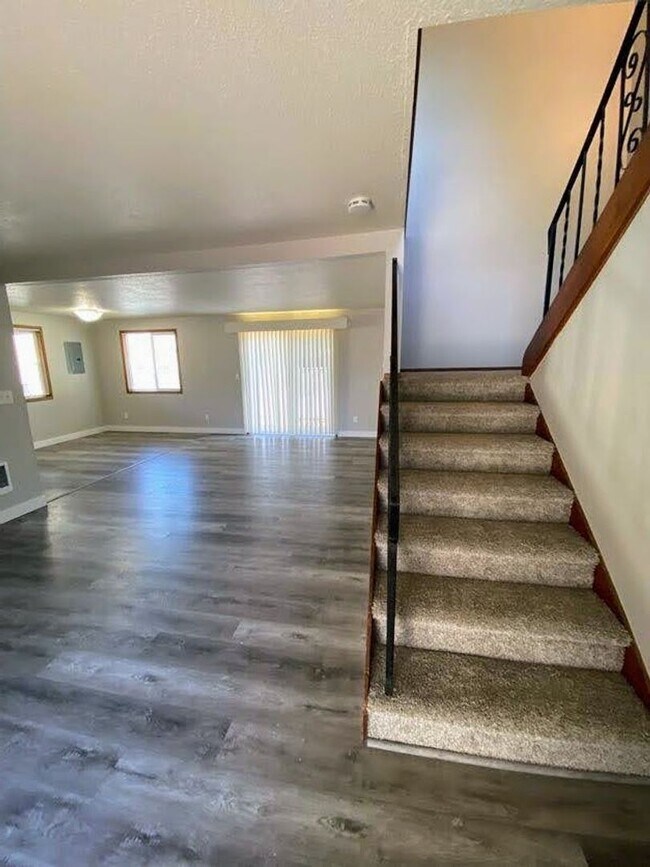 Photo - Large 2 bed, 1 bath Townhouse with Parking Unidad 3323