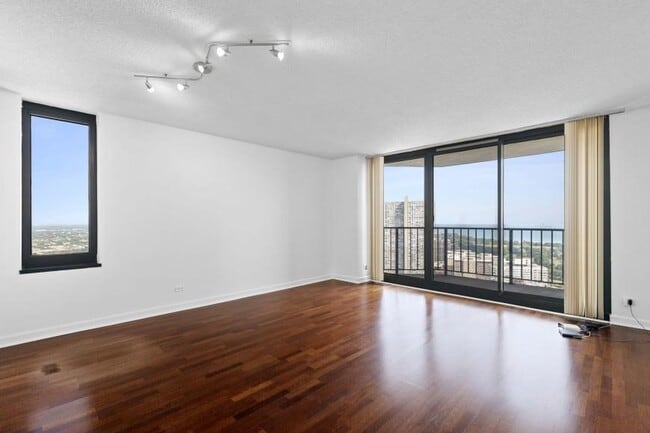 Building Photo - 1 bedroom in Chicago IL 60613 Unit 4410
