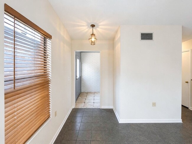 Photo - 614 Lake Carolyn Cir