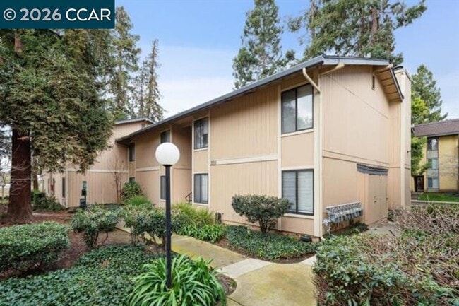 Building Photo - 2144 Northwood Cir Unit H