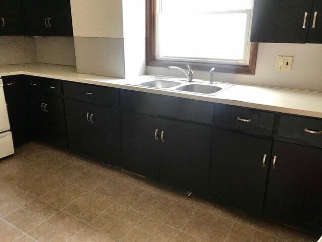 Kitchen - 208 W 14th St Unit #4