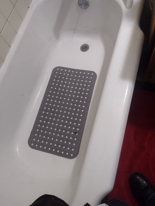 Photo - Spacious 2 bedroom -don't wait this will not last Unit 22-1