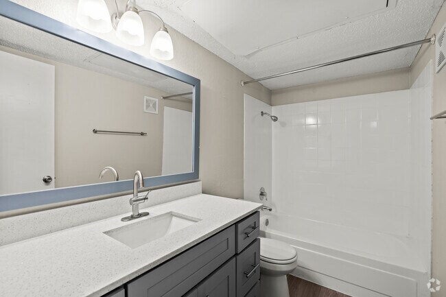 1BR, 1BA - 690SF - Bathroom