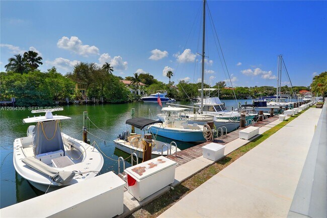 100 Edgewater Dr Unit 305