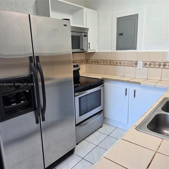 Photo - 8905 NW 28th Dr Unidad B