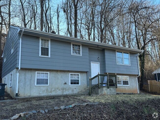 Building Photo - Split Foyer home off Old Forest Road