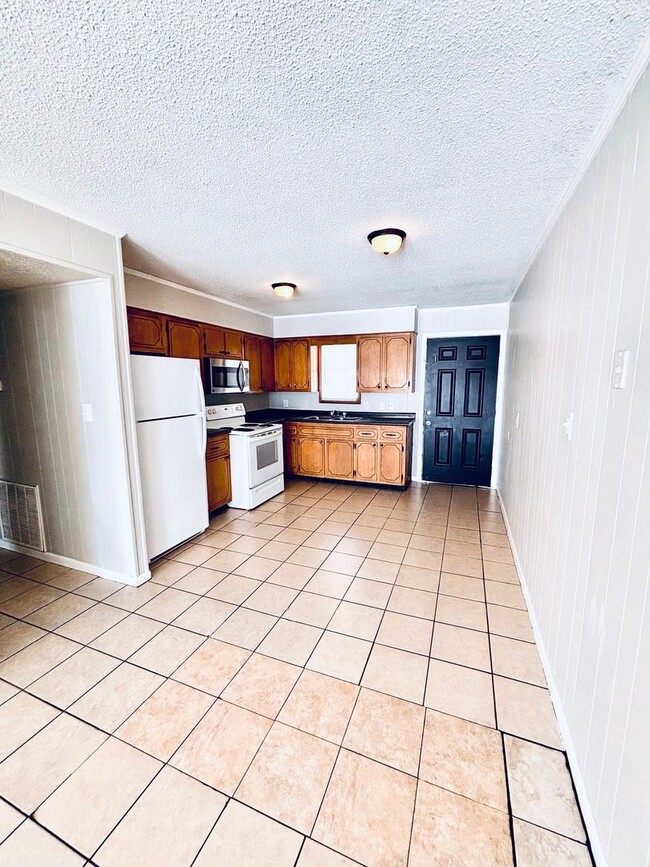 Building Photo - 201 E Baldwin Unit 203