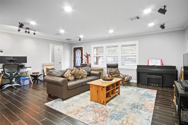 9928 Westview Dr